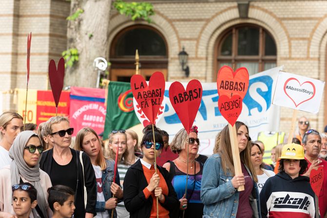 Natt til lørdag 15 juni ble søsknene Yasin, Taibeh og Ehsan sammen med sin mor Atefa Rezaie, hentet av politiet fra hjemmet på Møllenberg i Trondheim, fraktet videre og ut av landet til Tyrkia. Støttespillere har arrangerte flere markeringer og demonstrasjoner i Trondheim. Her fra Tordenskjolds park.