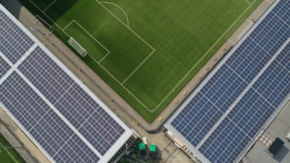 Det er installert 5700 kvadratmeter solcellepanel på Skagerak arena.