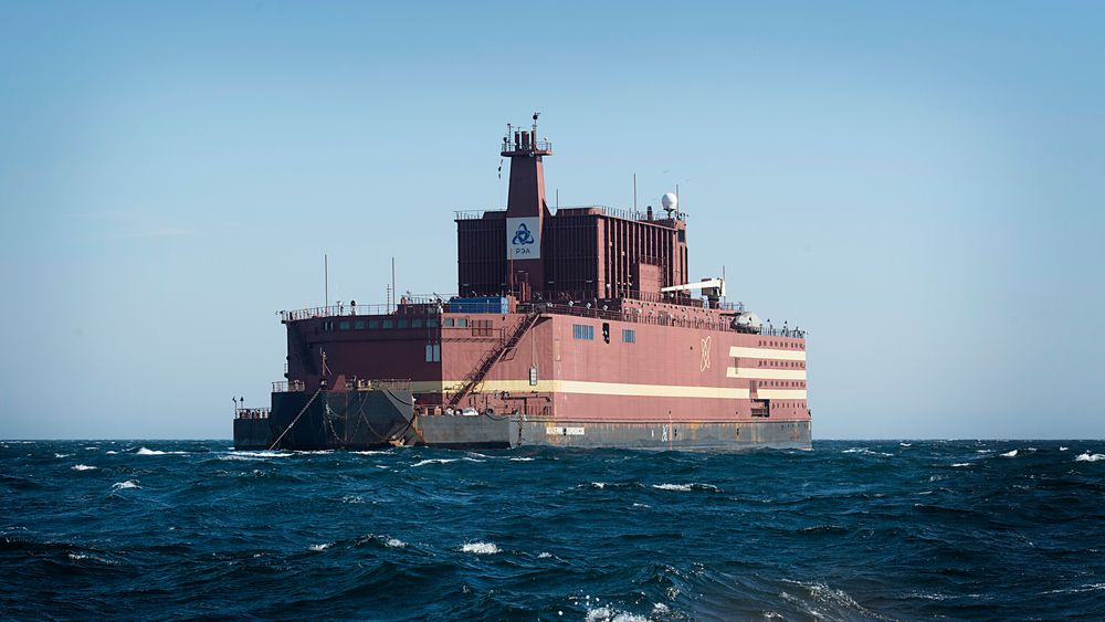 Det flytende russiske atomkraftverket Akademik Lomonosov, under transport utenfor kysten av Norge i 2018.