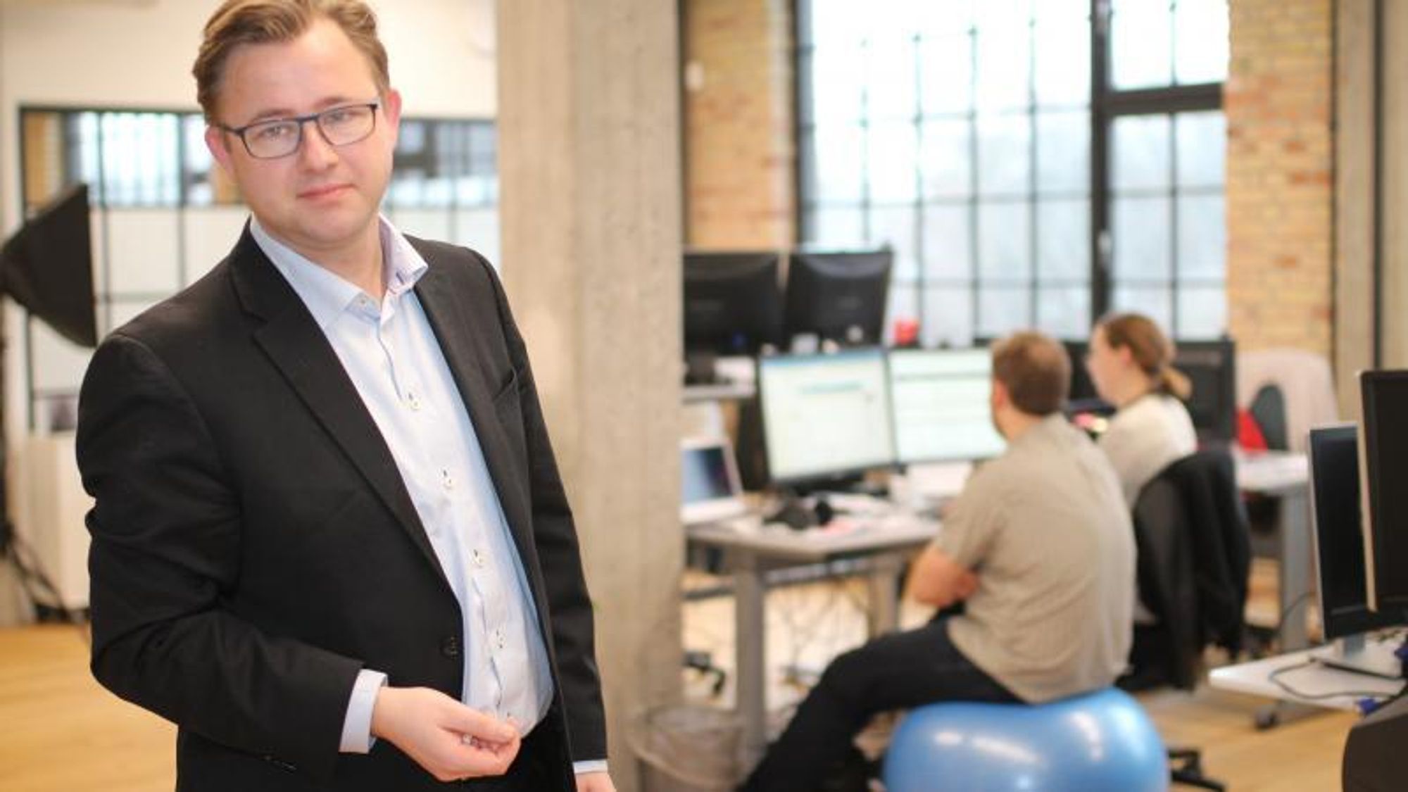 Henrik Stenmann ar direktør og eier av IIH Nordic. Han blir irritert når folk kaller inn til møter om formiddagen når medarbeiderne er mest produktive.
