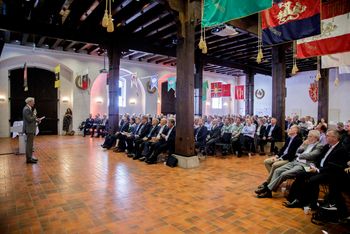 Fullsatt fanehall på Akershus festning onsdag, der IT-bransjen delte sine innspill til Forsvarets nært forestående innkjøp av skytjenester i milliardklassen.