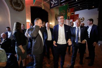Fra venstre: Teknologisjef Tor Neset og Skandinavia-sjef Kjell Rusti i Sopra Steria på vei opp fra salen like etter alliansen «StraTus» er annonsert som vinner av Forsvarsmateriells plan- og designkonkurranse for skytjenester.