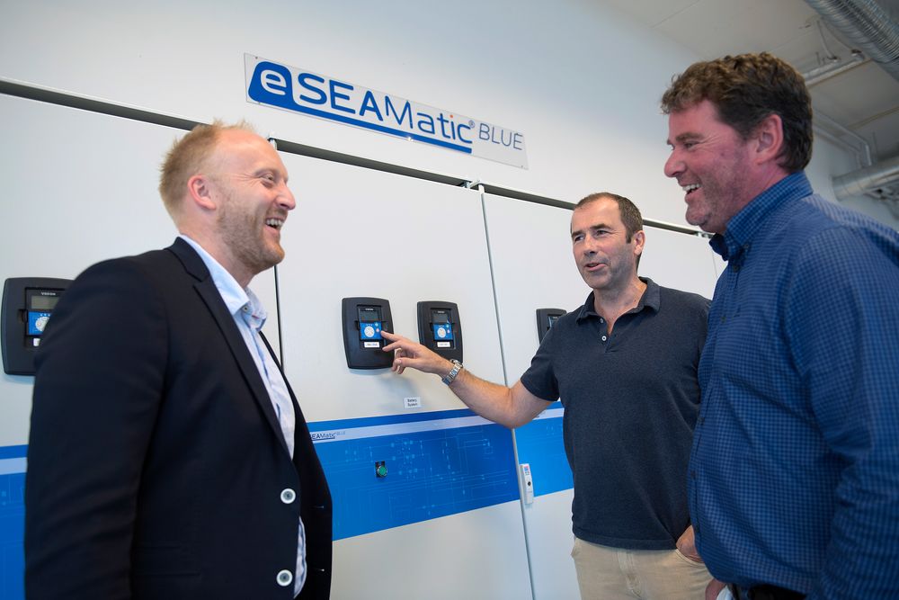 Westcon og katapult åpner hybridlab. Daglig leder Willie Wågen i Sustainable Energy sammen med prosjektleder Pål G. Eide og daglig leder Gunvald Mortved i Westcon Power & Automation.