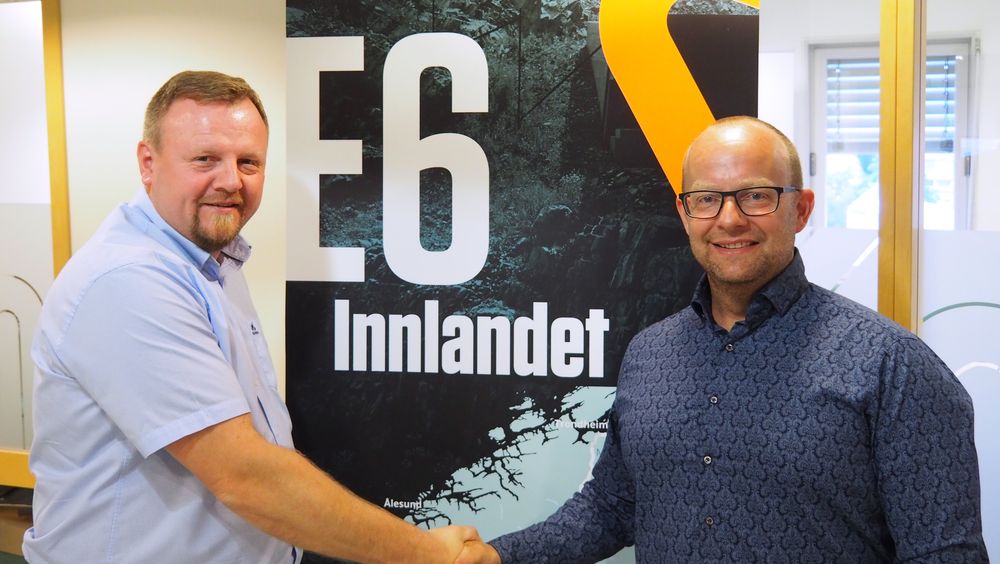 Kontraktssignering. Til venstre Øyvind Moshagen, prosjektdirektør i Nye Veier og Johan Hansson, administrerende direktør i Peab Anlegg.