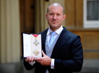 Jonathan Ive ble i 2012 slått til ridder for sitt bidrag til designfaget. Utmerkelsen fikk ham av dronning Elisabeth II under en høytidelig seremoni på Buckingham Palace.