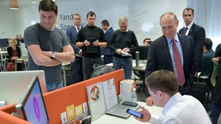 Russlands president Vladimir Putin på besøk ved Yandex sitt hovedkvarter i Moskva i 2017.