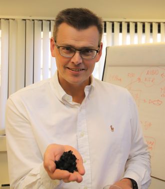 Asgeir Wien leder innovasjonsavdelingen til Scanship. Her har han biokull fra testanlegget i Revetal i hånda.
