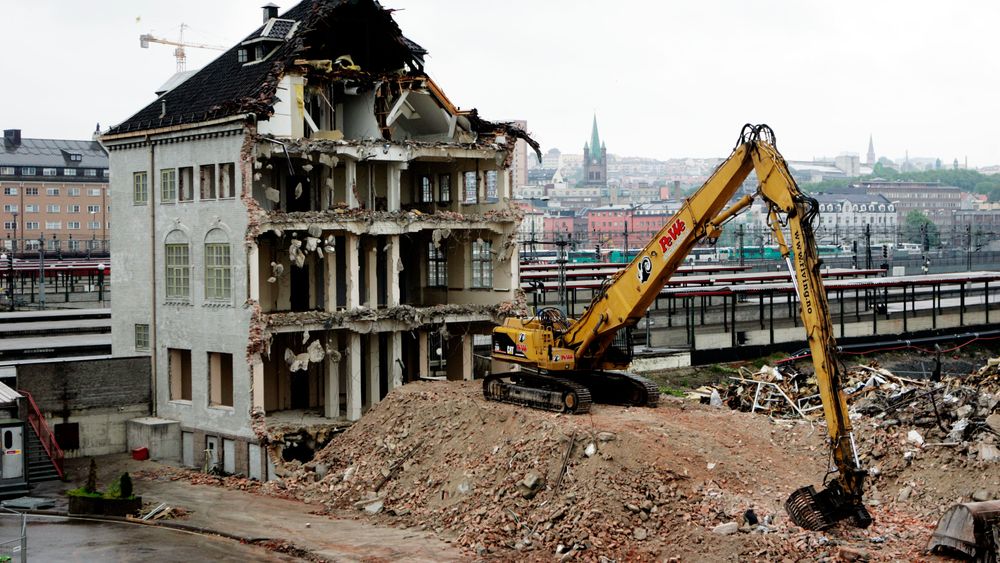 Fra rivningen av den gamle jernbaneskolen på Tomtekaia i Oslo i 2005.