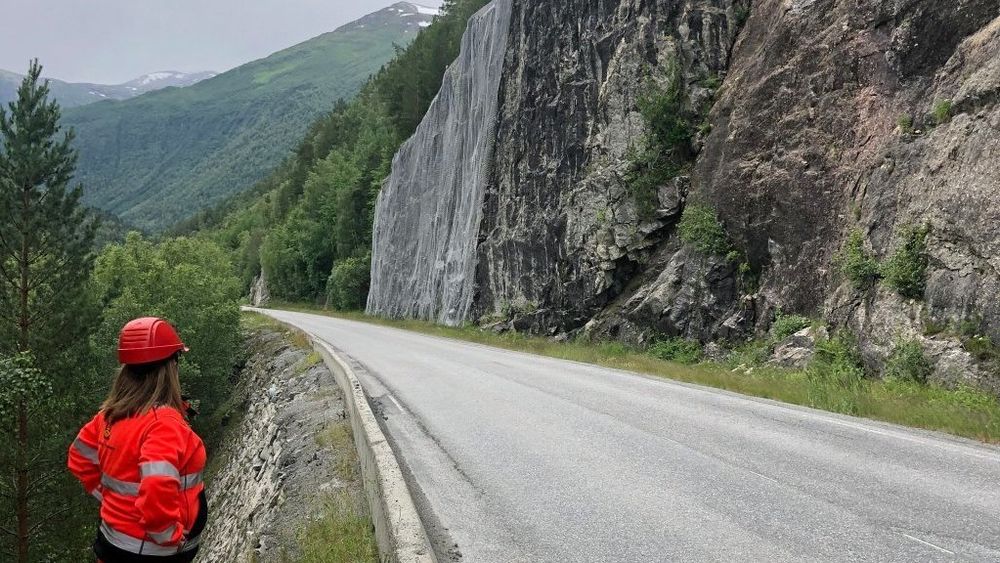Denne fjellskjæringen skal renskes og sikres med mer isnett på riksvei 70 mellom Sunndal og Oppdal.