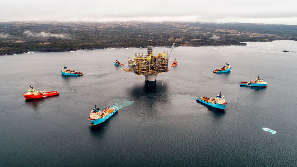 Hebronplattformen ble tauet ut til oljefeltet utenfor Newfoundland på Canadas nordøst-kyst i mai 2017. Nå bygger Stavanger-selskapet Tampnet 4G-nett på oljefeltet.