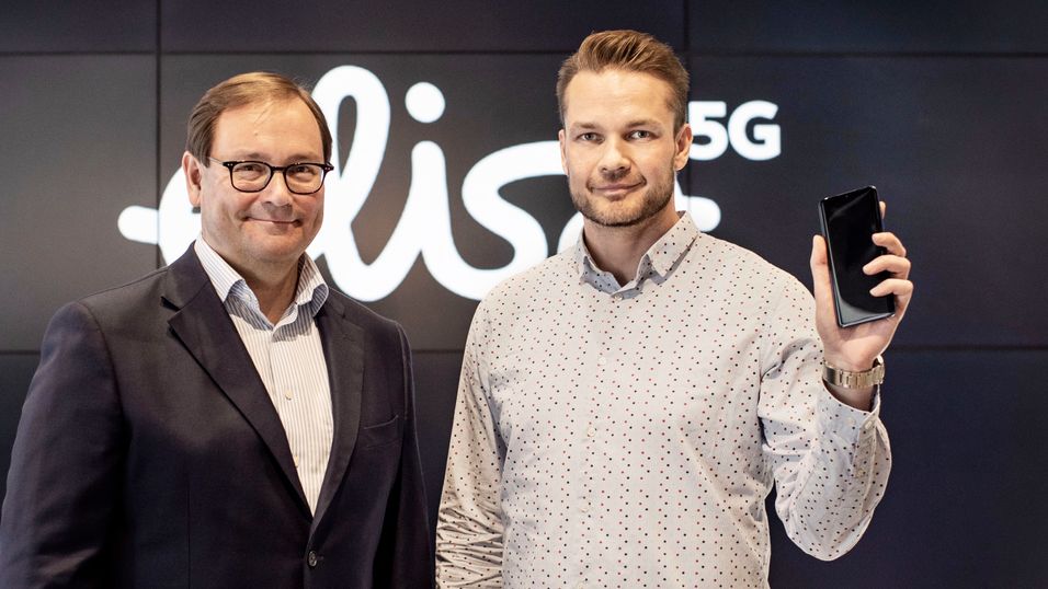Konsernsjef Veli-Matti Mattila i Elisa leverte den første solgte 5G-mobilen til Harri Hellström i Tampere i Finland.