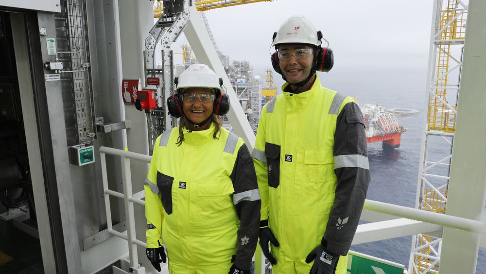 Prosjektdirektør Trond Bokn om bord på Johan Sverdrup, her sammen med Equinor-topp Margareth Øvrum.