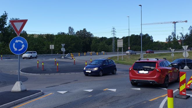 Gjorde rundkjøringen større: Da begynte folk å kjøre mot kjøreretningen