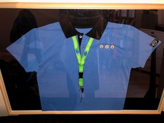 IT-lærling Marius Slutås Malteruds innrammede uniform fra jobben på Eplehuset i Stavanger.