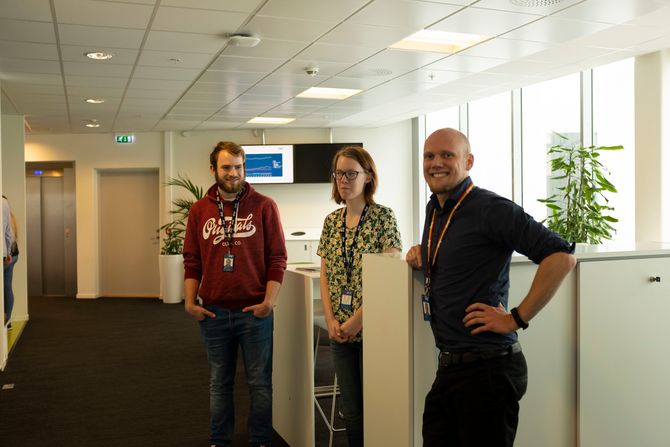 – Stå gjerne og prat litt sammen mens jeg tar bilde. – Du kan ikke be Aspergere om small talk. Fra venstre: Kristoffer Høie, Trine Helene Riise og mentor Henning Storholm.