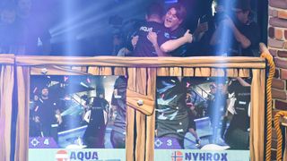 Aqua og Nyhrox feirer etter å ha vunnet den femte finalerunden i Fortnite World Cup
