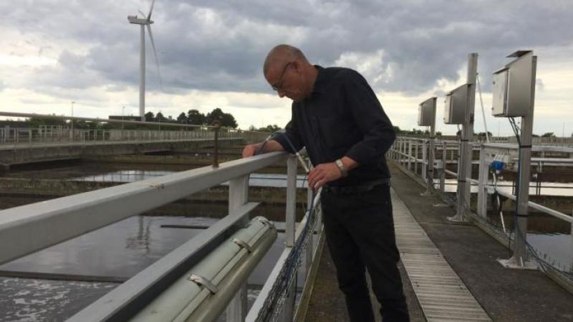 Nick Ahrensberg sjekker lystgass-sensoren i et av forsøksbassengene på Biofos&#039; Renseanlæg Avedøre.