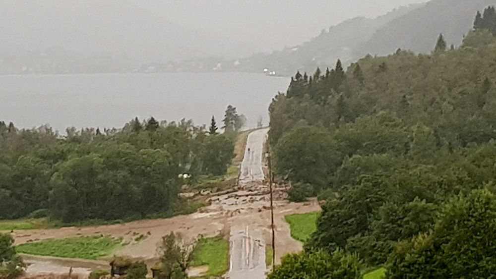 Store nedbørsmengder førte til jordras flere steder på E39 mellom Skei til Moskog i Jølster tirsdag kveld.