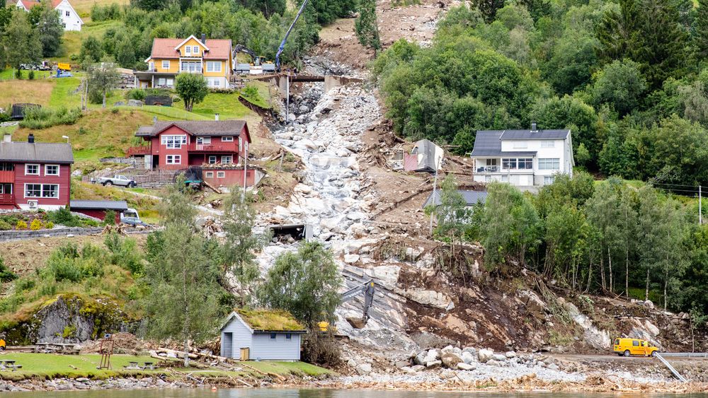 Et jordras gikk mellom husene i Vassenden i Jølster kommune. Flere jordras gikk over blant annet fylkesvei 451 og E39 i Jølster kommune tirsdag.