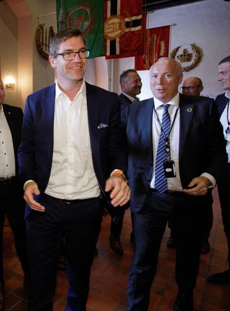 Fra venstre: Teknologisjef Tor Neset og Skandinavia-sjef Kjell Rusti i Sopra Steria på vei opp fra salen like etter alliansen «StraTus» er annonsert som vinner av Forsvarsmateriells plan- og designkonkurranse for skytjenester.