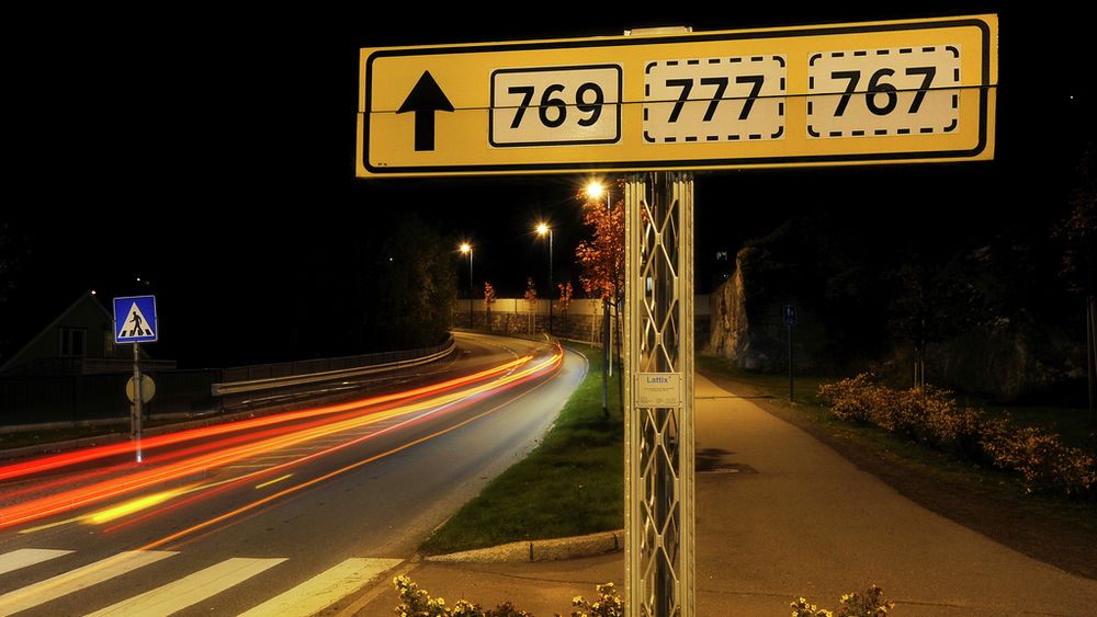 3526 fylkesveier over hele landet er i ferd med å få nytt nummer. Her passerer kveldstrafikk på  fylkesveg 769 ved Namsos i Trøndelag. De tre veiene på skiltet har beholdt sitt gamle nummer.