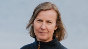 Elisabeth-Aarsather05.300x169.jpg