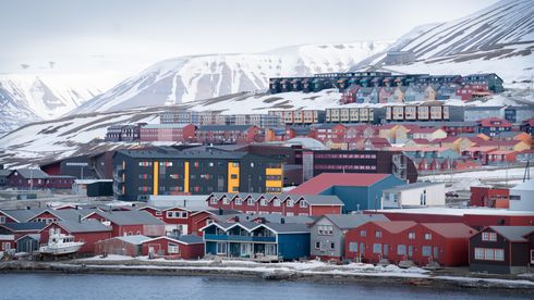 Bygninger på Svalbard synker mer enn forventet: – Overraskende høye verdier