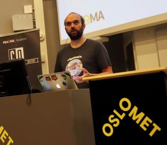 Seniorkonsulent Jan Krag fra Praqmas kontor i København holder deler av kurset i det lånte lokalet på Oslomet.