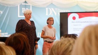 Som en innledning til debatten var Gudrun Skancke Eriksen og Birthe Holm fra Sandnes-satsingen Den utviklingsstøttende barnehagen.