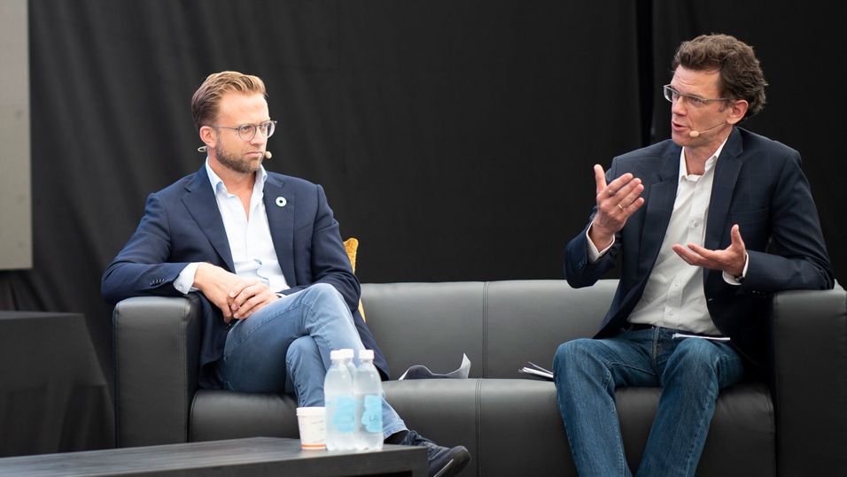 Digitaliseringsminister Nikolai Astrup og Telenor Norge-sjef Petter Børre Furberg i samtale om digitalisering av bygdene under Arendalsuka tirsdag.
