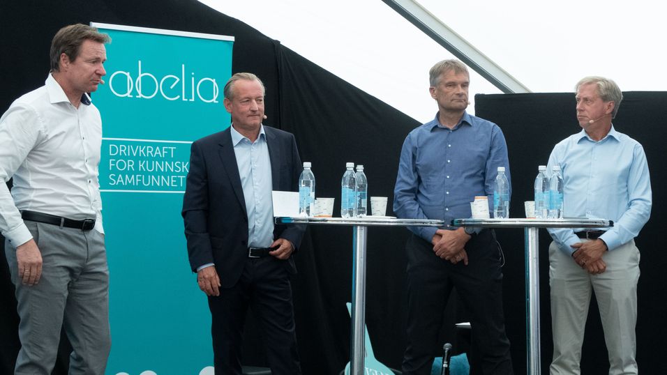 Direktør for smart infrastruktur i Siemens, Nils Klippenberg (til høyre), deltok i en paneldebatt i regi av Abelia om teknologiens rolle for verdiskapning i Norge sammen med (fra høyre) administrerende direktør Abraham Foss i Telia, administrerende direktør Gisle Eckhoff i Digiplex og konsernsjef Per Hove i Evry.