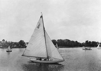 "Ambition" fotografert i 1918. Som man ser var regattabåten opprinnelig uten kahytt.
