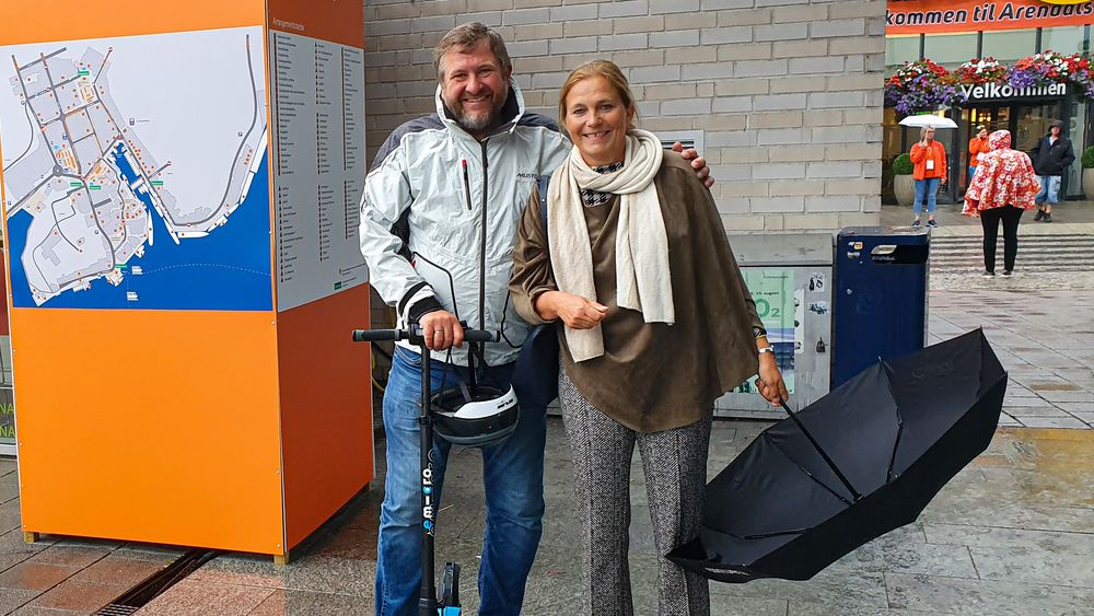 Mobilitet: Sintefs Alexandra Bech Gjørv valgte å bevege seg rund i Arendal på apostlenes hester, mens Ruters Bernt Reitan Jenssen måtte teste ut en elektrisk sparkesykkel med en ditto sammenleggbar hjelm.