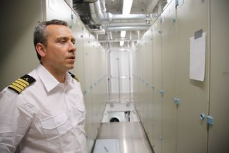 Maskinsjef Jarle Auby i ett av de to batterirommene om bord i Color Hybrid. Siemens har levert batterier og elektro- og automasjonsstyringsystemer.