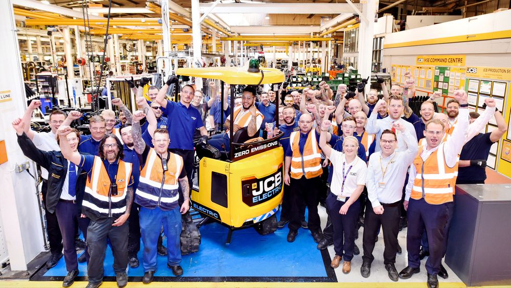 Arbeidere ved JCB-fabrikken i Staffordshire i England har produsert de første 50 av en helektrisk minigraver.
