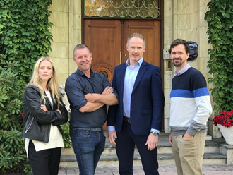 Edda Grjotheim, produsent i Novemberfim, Kjetil Johnsen, Kim Gulbrandsen og Fredrik Tandberg, prosjektleder for tv-serien i Tolletaten
