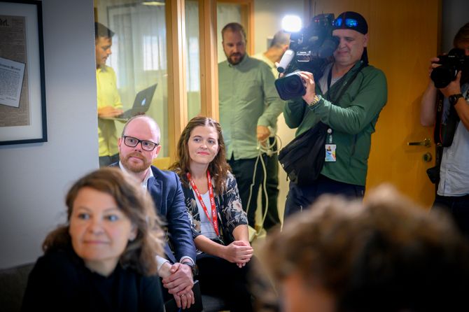 Sjefredaktør Gard Steiro og nyhetsredaktør Tora Bakke Håndlykken i VG i PFU-møtet 28. august 2019.