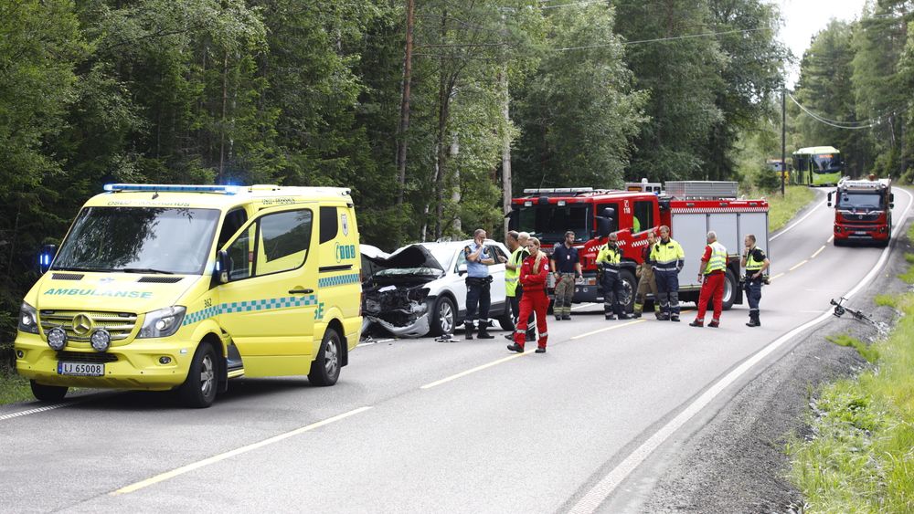 Veien er nesten aldri utløsende årsak til en trafikkulykke, men kan bidra til å øke konsekvensene når en ulykke først skjer, viser Vegvesenets dybdeanalyse av trafikkulykkene med drepte i Norge i fjor. Bildet er fra en møteulykke på fylkesvei 154 i Akershus i 2017.