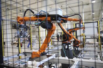 Corvus - åpner batterifabrikk i Bergen 5. september 2019 - total kapasitet opp mot 400 MWh. Intek på Raufoss har levert roboter og utviklet verktøy og automatiseringssystem. 13 roboter i ni celler.