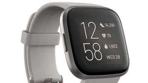 Fitbit_Versa_2_3QTR_Core_Stone_Mist_Grey