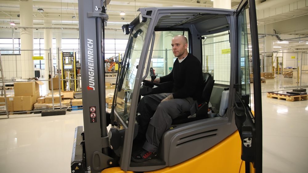 Operatør Hallgrim Asperheim er en av to driftsoperatører. Paller med battericeller fra LG Chem kjører med truck til første celle. Deretter går alt automatisk.Første robotcelle forsynes med pall