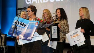 Kathrine Haugland flankert av de andre finalistene til Årets barnehage.