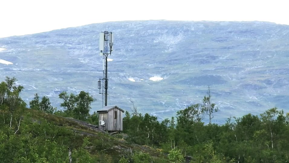 Når mobiloperatørene skal bygge fast trådløst bredbånd for 560 millioner kroner, blir det ikke fra master i bystrøk, men mer noe som likner på denne Telenor-masta ved Kjennsvatnet, ved foten til Nord-Norges høyeste fjelltopper i Okstindan.