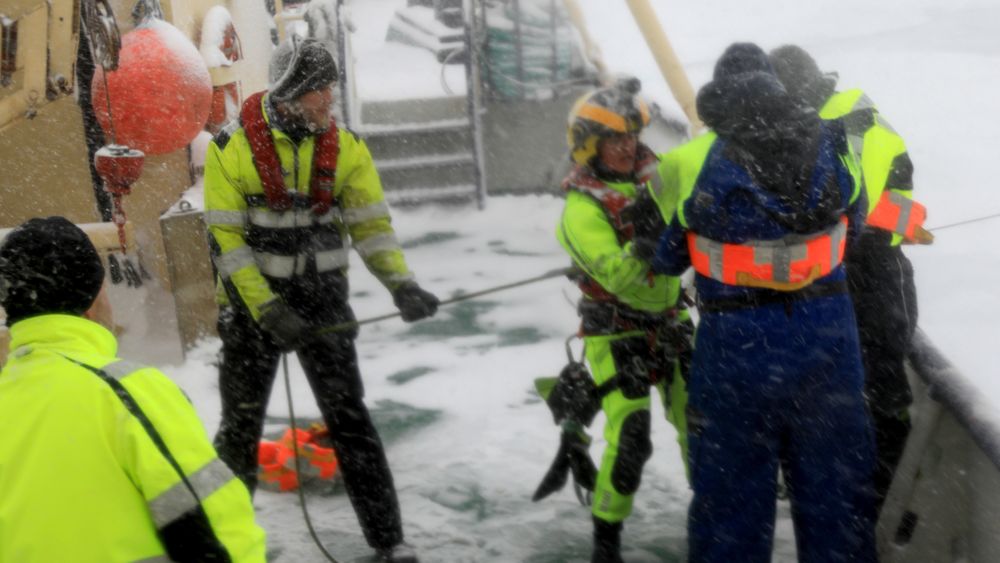 16 personer ble evakuert med helikopter, etter at et  svensk fartøy på oppdagelsestur ved Svalbard tirsdag ble sittende fast i isen sørvest i Hinlopenstredet på Svalbard.