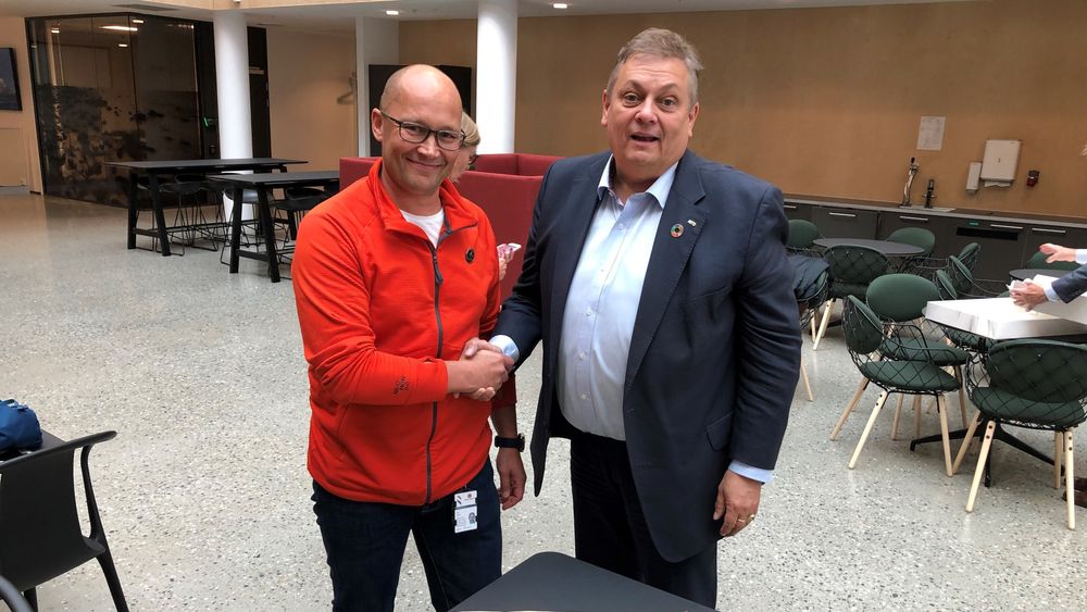 Rune Karlsen i Statens Vegvesen Troms, fikk kake fra Nito og president Trond Markussen.