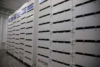Batteriene fra Westcon/Corvus er plassert der drivstofftanken (LNG) tidligere sto. 26 tonn batterier er fordelt slik at fergen blir stabil uten ekstra ballast.