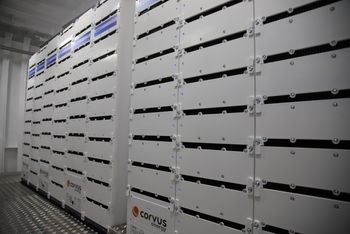 Batteriene fra Westcon/Corvus er plassert der drivstofftanken (LNG) tidligere sto. 26 tonn batterier er fordelt slik at fergen blir stabil uten ekstra ballast.