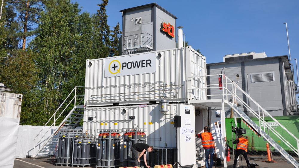 Ved dette bioraffineriet utenfor Helsinki lager de etanol fra bakervarer, som brukes som drivstoff. Nå vil de også lage metan, blant annet av CO2-utslippene sine. Den andre innsatsfaktoren er hydrogen, som er lagres i flaskene til venstre.