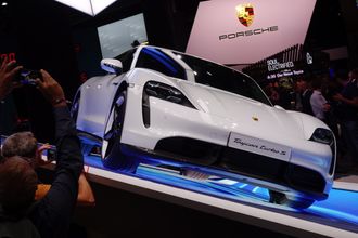 Ingenting å si på interessen da Porsche viste frem Taycan på årets IAA.