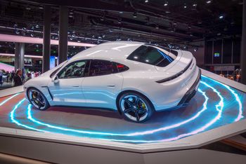Taycan er Porsches første elbil (og da regner vi ikke Porsche-Lohner fra 1899 som en ekte Porsche).